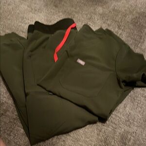 Women’s Figs scrubs. Olive green size small. Catarina top and Zamora joggers.